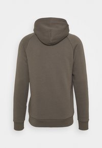 Sweat à capuche marron avec une coupe décontractée, doté d'une capuche à cordon de serrage, de manches raglan, de poignets et d'une taille élastiqués, d'une texture lisse et de détails minimaux.
