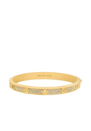 Goldfarbener Michael Kors Armreif mit eingearbeiteten Kristallen und wiederholten MK-Logo-Akzenten an der Außenseite.