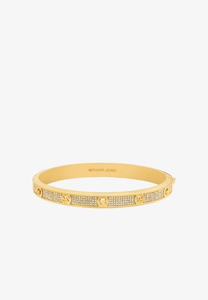 Goldfarbener Michael Kors Armreif mit eingearbeiteten Kristallen und wiederholten MK-Logo-Akzenten an der Außenseite.