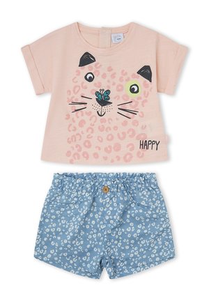 Camiseta rosa de manga corta para niño pequeño con cara de gato y nariz en forma de mariposa sobre pantalones cortos azules con cintura elástica y manchas blancas de leopardo.