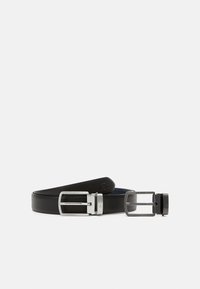 Cintura in pelle nera con una texture liscia, dotata di una fibbia argentata lucida e un accento con logo. Il design è semplice e funzionale.