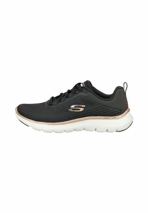 Chaussure de sport noire avec tige en maille, bout rond et semelle extérieure en caoutchouc léger. Présente un accent métallique bronze au niveau de la semelle intermédiaire.