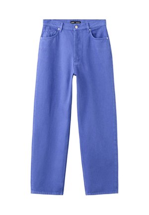 Jean bleu taille haute à coupe droite avec poches avant, passants de ceinture et fermeture à bouton.