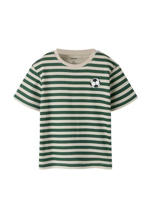 Zielono-beżowa koszulka z krótkim rękawem w poziome paski z małą grafiką piłki nożnej na lewej piersi.