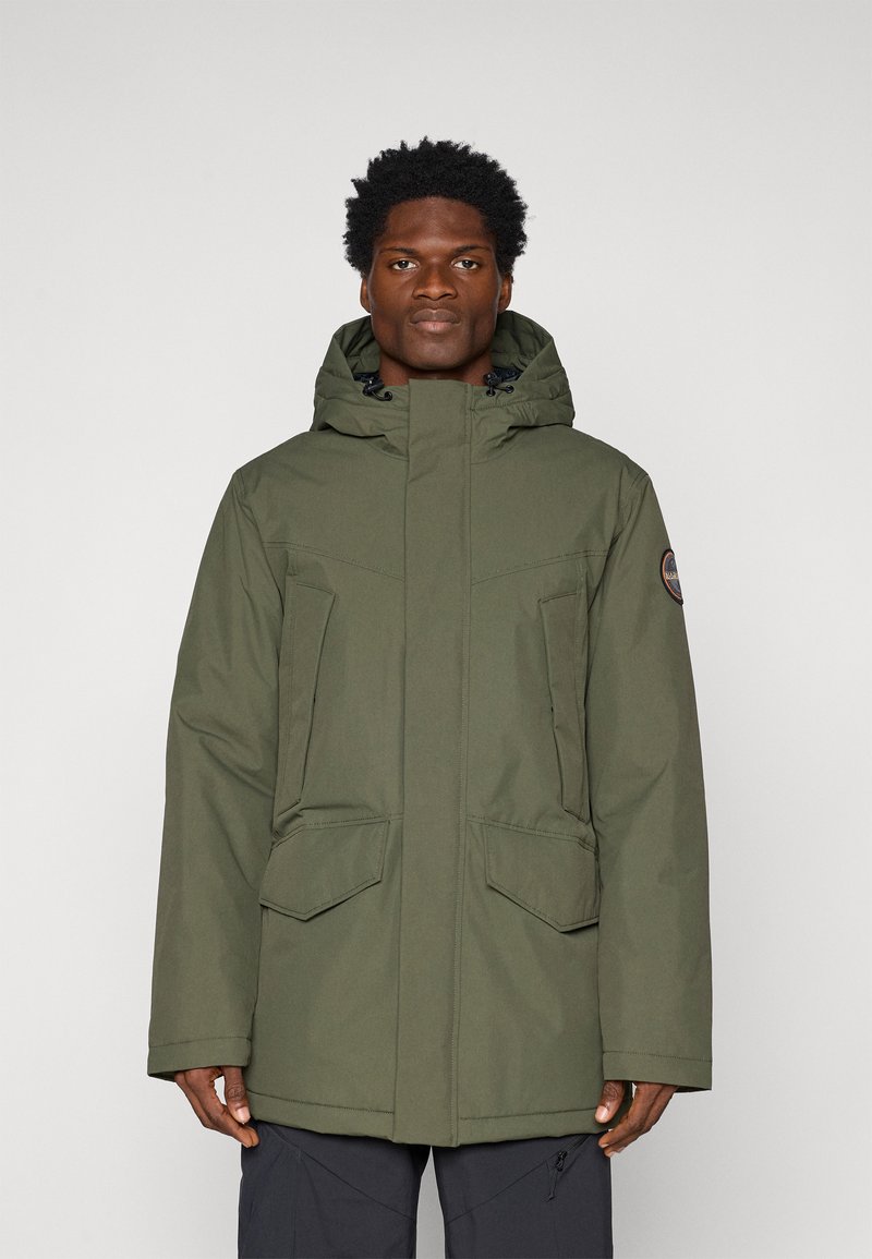 Parka olive verte avec une capuche, deux poches avant et une fermeture éclair, dotée d'un tissu texturé et de détails cousus.