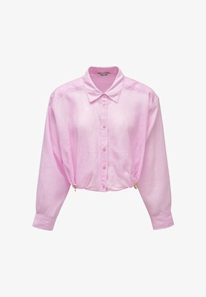 Blusa larga de manga larga en rosa claro con botones y cuello, bordado sutil en los hombros y costados fruncidos con anillos dorados.
