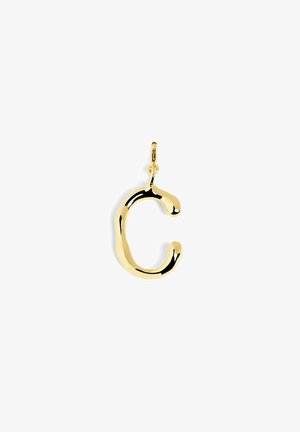 Pendentif plaqué or en forme de lettre "C", présentant une surface lisse et polie avec des lignes arrondies et fluides. Boucle amovible en haut.