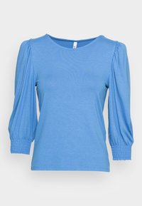 Modrý top s dlouhým rukávem a lodičkovým výstřihem, zdobený nabíranými balónovými rukávy a elastickými manžetami, vyrobený z měkké, lehké tkaniny.