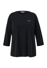 Schwarzes T-Shirt mit 3/4-Ärmeln, runder Ausschnitt, aus glattem Stoff. Mit einem kleinen weißen Logo auf der linken Brust. Einfaches, lockeres Design.