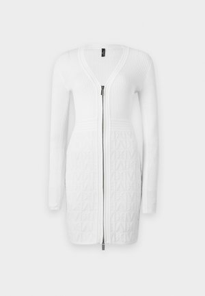 Balta adīta kleita ar zipa priekšpusi, ar ribotām tekstūrām uz piedurknēm un rakstainu apakšējo daļu. Vienkāršs, pieguļošs dizains visā kleitā.