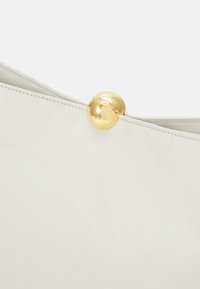 Furla SFERA SHOULDER - Ručna torba - marshmallow