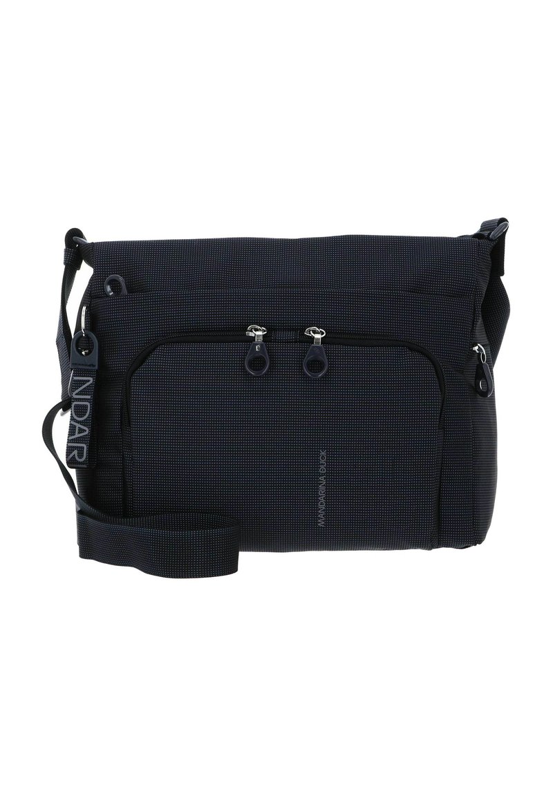 Borsa a tracolla nera realizzata in tessuto testurizzato con un motivo a quadri, dotata di due tasche anteriori con zip e di una tracolla regolabile.