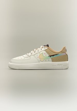 Nike Sportswear, FORCE 1 LOW BP LACE NA16 UNISEX - Tenisky - sail/multi/color/sesame/bleached turq/chile red/light chocolate
