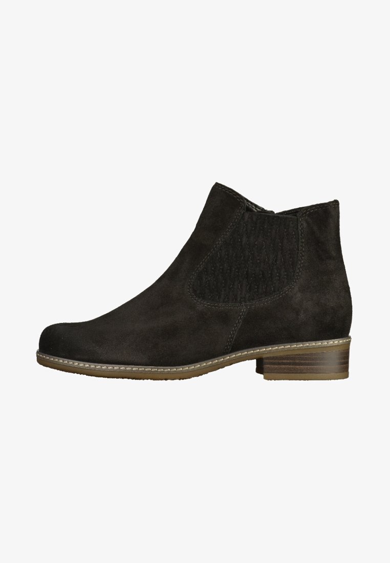 Bottine en daim noir avec talon bas empilé en bois, panneau latéral élastique et détails de couture sur la semelle.