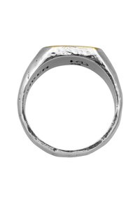 Silver geometrisk ring med strukturerad yta och en flat topp som har en guldfärgad detalj. Inuti ringen finns varumärket tryckt.