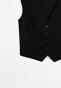 Veste noire sans manches avec quatre boutons à l'avant et ourlet en pointe, présentée à plat sur un fond blanc.