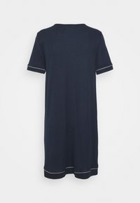 Vestido azul marino hecho de tela suave, hasta la rodilla, con mangas cortas. Presenta un borde blanco contrastante en las mangas y el dobladillo.