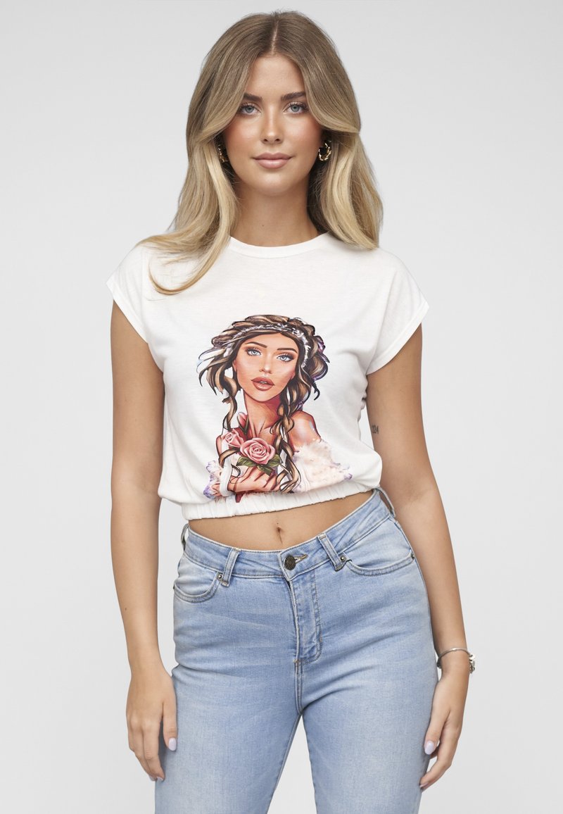 Hvit kort bomulls-T-skjorte med en fargerik illustrasjon av en kvinne som holder roser. Kombinert med lyseblå høytlivsjeans.