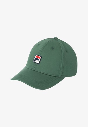 Casquette de baseball vert foncé à visière courbée, avec des trous de ventilation et un écusson rectangulaire affichant du rouge et du bleu marine sur le panneau avant.