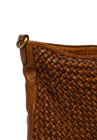 Borsa a tracolla in pelle marrone con una texture intrecciata su un lato, pelle liscia sull'altro e un accento in ottone sulla parte superiore.