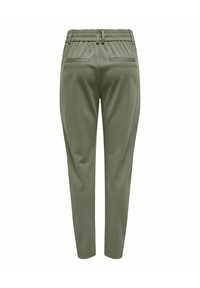 Pantalon fuselé vert olive avec taille élastique, passants pour ceinture et deux poches passepoilées à l'arrière, vu de dos sur fond blanc.