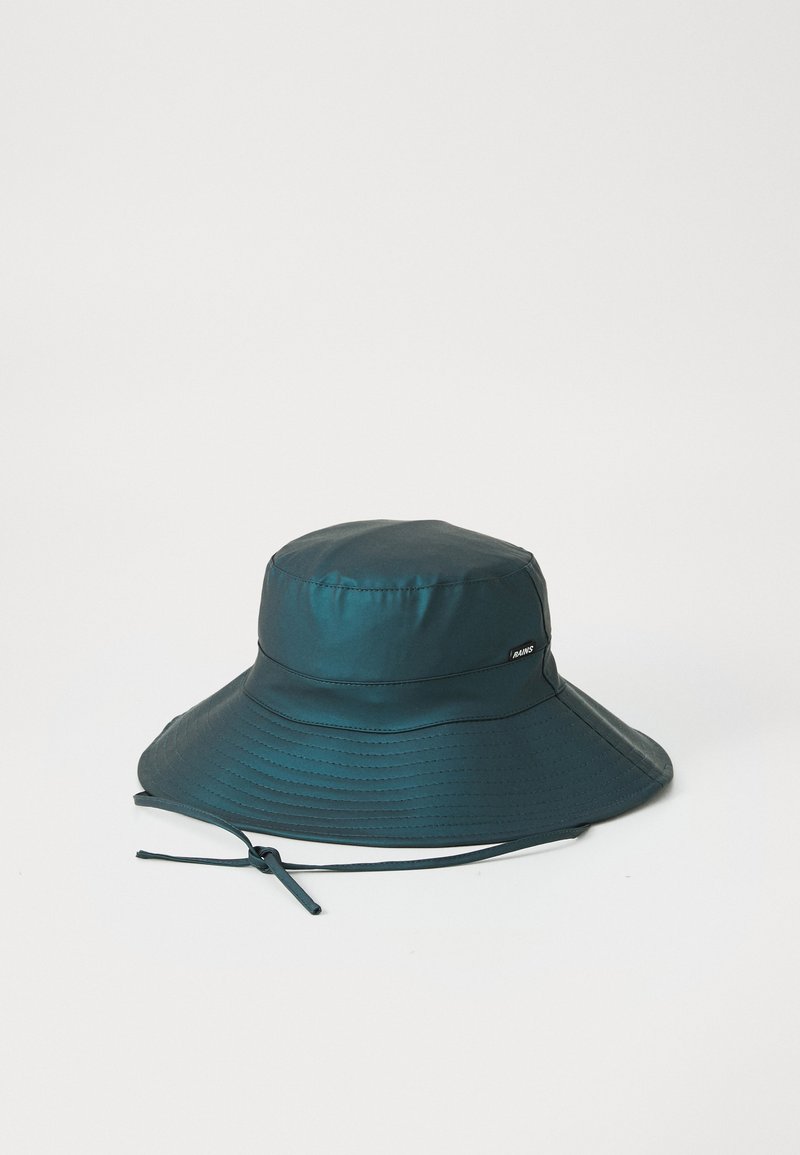 Turquoise emmerhoed van glanzend materiaal met een brede rand, verstelbare kinriem en subtiele ribbelstructuur langs de rand.