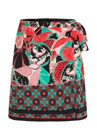 Wikkelrok met een levendig bloemen- en geometrisch patroon in rood, groen en zwart. Vast te knopen in de taille, met een gladde textuur en lichtgewicht materiaal.