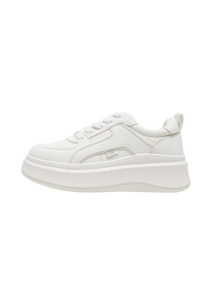 Baskets à plateforme blanches avec semelle épaisse, fermeture à lacets sur le devant, languette de traction au talon et étiquette de marque sur le panneau latéral, vues de profil sur fond blanc.