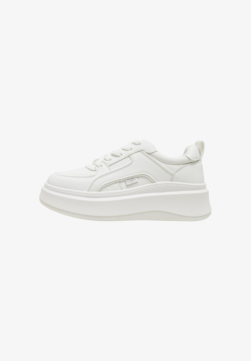 Baskets à plateforme blanches avec semelle épaisse, fermeture à lacets sur le devant, languette de traction au talon et étiquette de marque sur le panneau latéral, vues de profil sur fond blanc.