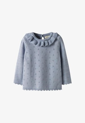 Gaiši zils adīts džemperis ar volānu apkakli, garām piedurknēm un izgriezuma malu ar viļņotu formu. Raksturo teksturētu rakstu un aizmugurējo pogu aizdari.