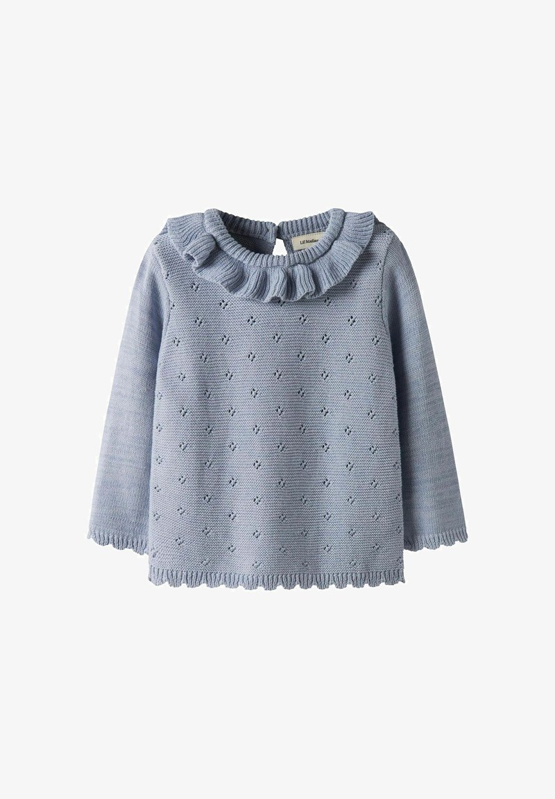 Hellblauer Strickpullover mit gerafftem Kragen, langen Ärmeln und gewelltem Saum. Mit strukturiertem Muster und Knopfverschluss auf der Rückseite.