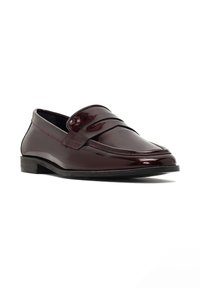 Bordeaux lakschoenen met een ronde neus, dubbele banddetail en contrasterende stiksels, op een lage zwarte zool.