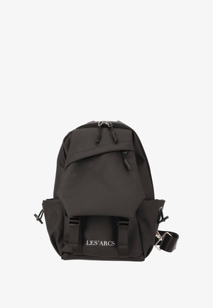 Musta reppu kestävästä materiaalista. Varustettu kaksinkertaisilla vetoketjuilla, säädettävillä hihnoilla ja etuosan logolla. Liukas pinta ja minimalistinen muotoilu.