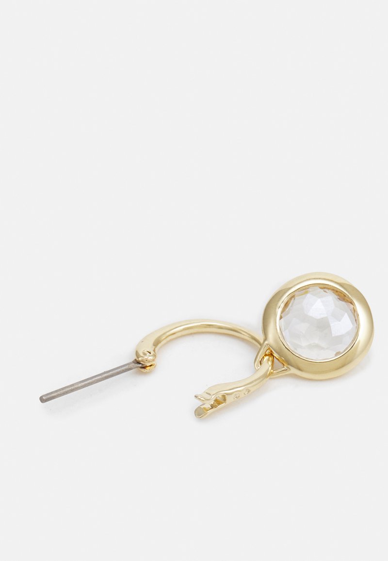 Boucle d'oreille en or avec une pierre précieuse transparente facettée. Le design comprend un fermoir à charnière et une fine tige métallique pour le maintien.