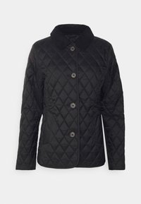 Pikowana czarna kurtka z kołnierzem, z zapięciem na guziki i wzorem w romby. Wykonana z błyszczącego materiału o gładkiej teksturze i dopasowanym kroju.