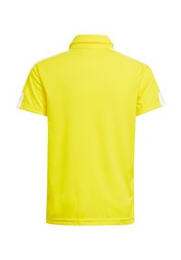Polo giallo con colletto, maniche corte e dettagli bianchi sulle spalle. Realizzato in tessuto liscio con una vestibilità standard.