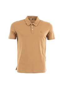 Polo a maniche corte di colore tan, realizzato in cotone morbido, con colletto tradizionale, patta con quattro bottoni e un piccolo logo sul petto.