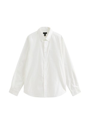 Biała koszula na guziki z długim rękawem, kołnierzykiem i kieszenią na piersi, wyłożona na płasko na białym tle.