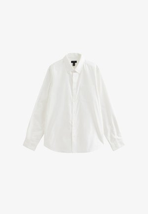 Biała koszula na guziki z długim rękawem, kołnierzykiem i kieszenią na piersi, wyłożona na płasko na białym tle.