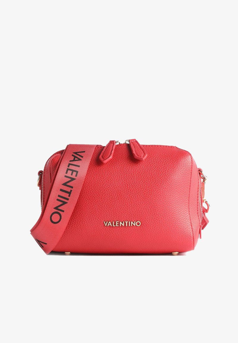 Borsa a tracolla in pelle rossa con finitura a ciottoli, logo dorato, doppie cerniere superiori e ampia tracolla rosa con lettere nere.