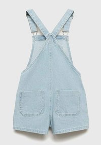 Svijetloplave traper kombinezone s podesivim trakama, prednjim džepom i dva velika stražnja džepa, s opuštenim krojem i blago izlizanim rubom.