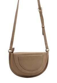 Beige leren schoudertas met een gebogen klep, gestikte accenten en een verstelbare schouderband. Compact en gestroomlijnd ontwerp.