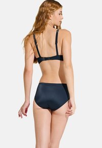 Zwarte bikini set met een slanke bralette met verstelbare bandjes en high-waisted slipjes, gemaakt van een soepele, elastische stof.