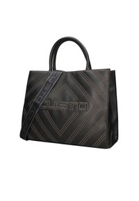 Sac fourre-tout en cuir noir avec des coutures diagonales, logo embossé à l'avant et accents cloutés. Il dispose de deux poignées et d'une bandoulière amovible.