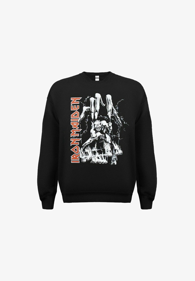 Černá mikina se grafickým designem kosterní postavy s rohy, plameny a bleskovými akcenty. Text "Iron Maiden" v tučné červené barvě.
