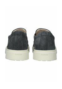 Grijze suède instap schoenen met een witte rubberen zool. Zachte voering aan de binnenkant, minimalistisch ontwerp en subtiele stikdetails aan de achterkant.