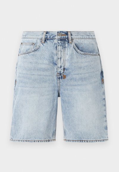 Vaaleansiniset farkkushortsit suoraan leikkauksella, viidellä taskulla ja kontrastipistoilla. Karkea helma alaosassa. Ennenpesun jälkeinen texture.