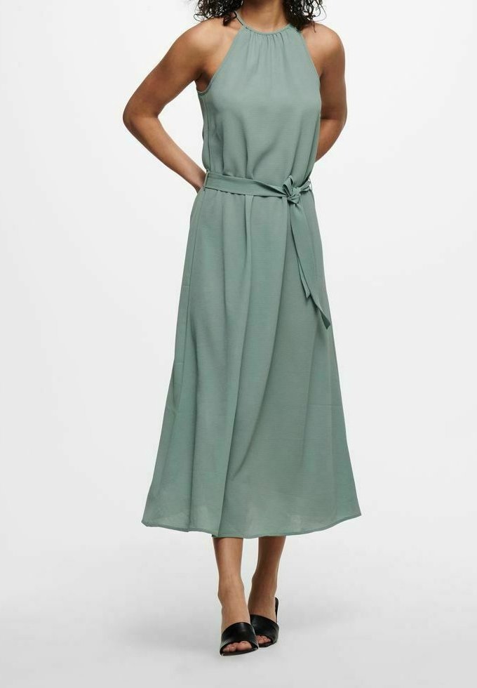 Robe midi dans une teinte verte atténuée, dotée d'un col halter, d'une ceinture à nouer à la taille et d'une silhouette fluide. Le tissu semble léger et doux.