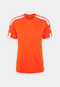 Oranžové sportovní tričko s kulatým výstřihem, bílými pruhy na ramenech, krátkými rukávy a logem Adidas na levém rukávu. Vyrobeno z lehkého materiálu.