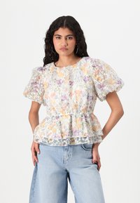 Blomstrete peplum-top med puffede ermer, laget av gjennomsiktig stoff med pastellblomster, lagdelt design og elastisk midje.